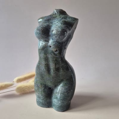 Mosagaat Vrouwenbeeld 15 cm 852g – Divine Feminine Edelsteen Sculptuur