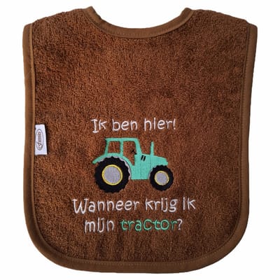 Bruine slab met "Ik ben hier! Wanneer krijg ik mijn tractor?" - groene tractor - lief, kraamcadeautje, cadeau, babyshower, groen, boer, boeren, werktuig