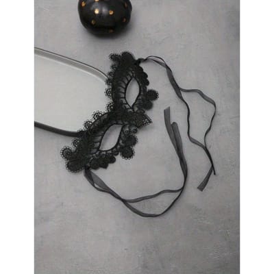 Mascarade Noire en Dentelle Creuse Demi-Visage, Convient pour la Broderie Féminine, Convient pour les Fêtes et le Jeu de Rôle d'Halloween 1PC black