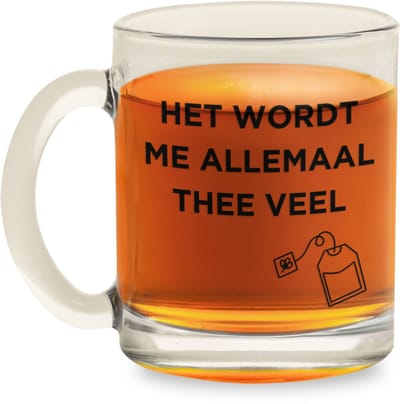 NietMokken.nl - Grappige Glazen Mok – Het Wordt Me Allemaal Thee Veel – Mok Met Woordgrap – Theemok Cadeau – Humor Mok Voor Collega – Originele Glazen Beker – Leuk Voor Theeliefhebbers