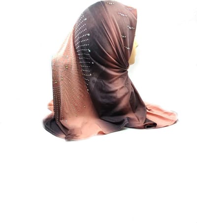 Lichtroze hoofddoek met stenen, mooie hijab.