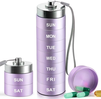 Pillendoosjes – Medicijndoosje voor 7 dagen – Reis-pillendoos – Groot formaat (metaal) – Draagbaar (aluminiumlegering) – Waterdichte houder – Geschikt voor vitaminen, visolie en supplementen – Paars