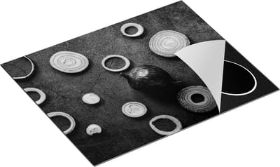 Chefcare Inductie Beschermer Gesneden Uien op een Zwarte Achtergrond - Zwart Wit - 65x50 cm - Afdekplaat Inductie - Kookplaat Beschermer - Inductie Mat