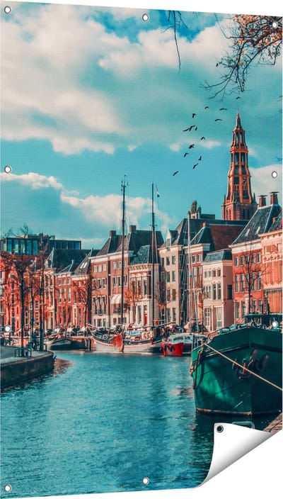 Gards Tuinposter Gracht in Groningen - 80x120 cm - Tuindoek - Tuindecoratie - Wanddecoratie buiten - Tuinschilderij