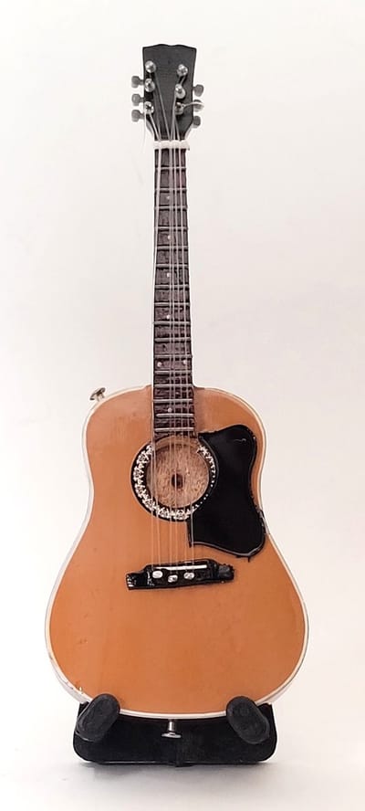 Miniatuur gitaar Taylor Swift 15cm Miniature- Guitar-Mini -Guitar- Collectables-decoratie -gitaar-Gift--Kado- miniatuur- instrument-Cadeau-verjaardag