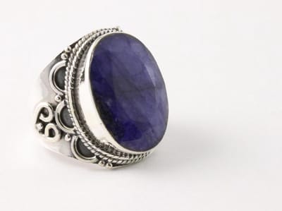 Bewerkte zilveren ring met blauwe saffier - maat 18
