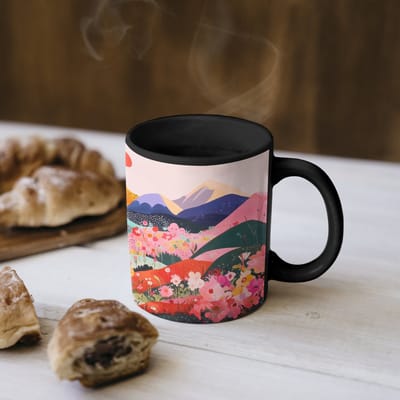 Magische Mok - Foto op Warmte Mokken - Koffiemok - Kleurrijke bloemen - Bergen - Fantasielandschap - Magic Mok - Beker - 350 ML - Theemok