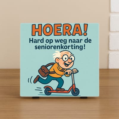 Spreuk Tegel 10,5x10,5cm – Hoera! Hard op weg naar de seniorenkorting – Humor Cadeau – Trendy Nu –Decoratie – Zomaar - Pensioen - Afscheidcadeau – Decoratief Tegeltje met Standaard – Cadeau Idee