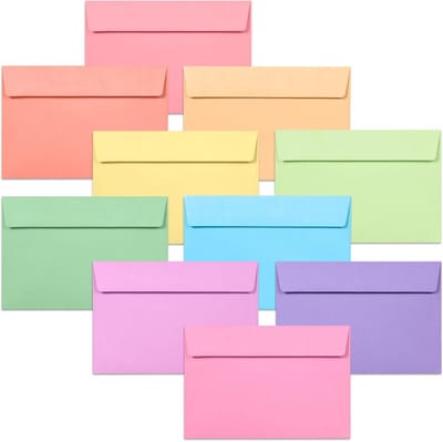 Verpakking van 50 gekleurde enveloppen, 15,8 x 10,8 cm (6,2 x 4,3 inch), 10 verschillende pastelkleuren, met zelfklevende sluiting, perfect voor trouwkaarten, verjaardagskaarten, bedankjes en aankondigingen.