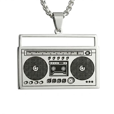 Zilverkleurige ketting met retro boombox hanger – stoere metalen ketting voor heren – cassette radio design