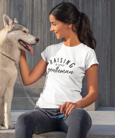 Moederdag T-shirt Raising A Little Gentleman | Wit - Maat XS | Moederdag Cadeautje