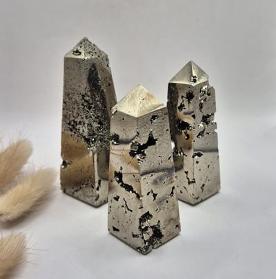 A+ Pyriet Toren uit Peru 8-10cm – Hoge Kwaliteit met Druzy & Metallic Glans Edelsteen Obelisk