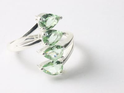 Langwerpige hoogglans zilveren ring met groene amethist stenen - maat 18