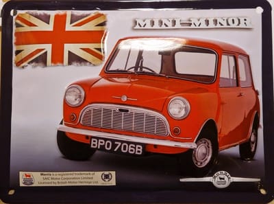 Mini Minor. Metalen wandbord in reliëf 15 x 20 cm.