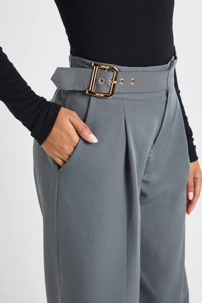boohoo Dames Lange laaggesneden broek met riem en rechte pijpen | Houtskool | Maat: 36