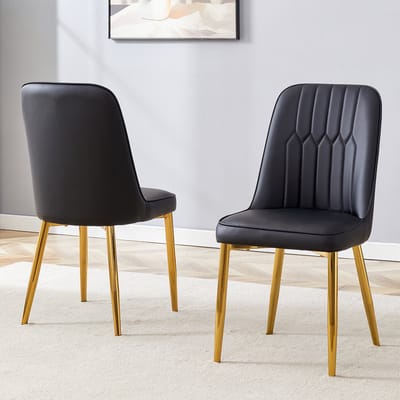 Twee zwarte eetkamerstoelen van kunstleer: modern en minimalistisch design, voorzien van een verbrede zitting en rugleuning en antislip metalen poten, geschikt voor eetkamers en keukens.