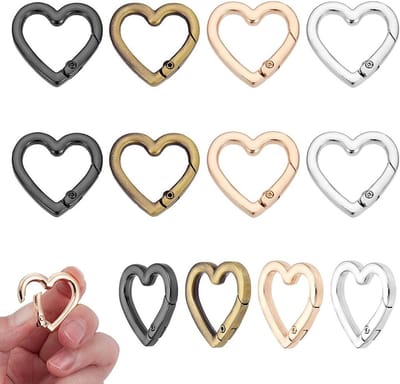 Sleutelhangers in 4 kleuren, 12 stuks, hartvorm met metalen veerringen en kliksluiting, ideaal voor rugzakken en karabijnhaken, afmetingen 28.5x29.5x4.5mm