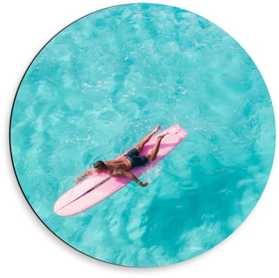 Dibond Wandcirkel - Man op Roze Surfplank - 50x50cm Foto op Aluminium Wandcirkel (met ophangsysteem)