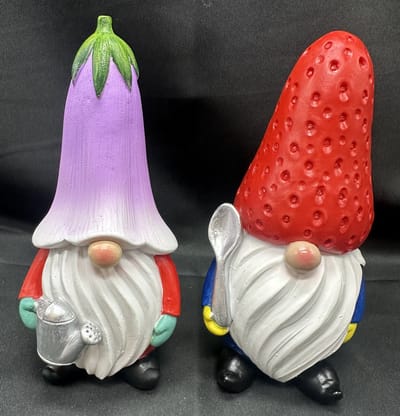 Polyresin tropische (tuin) kabouters " Kabouter met paarse bloem muts met gieter en Kabouter met aardbei muts en lepel " - Set van 2 stuks - meerkleurig - Hoogte 13 x 8 x 6 cm - Woonaccessoires - Tuinaccessoires - Tuindecoratie
