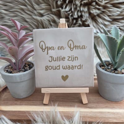 Robuust wenstegeltje - Tegeltje Opa en Oma – Jullie Zijn Goud Waard – Cadeau Grootouders - Hip trendy tegeltje – 10x10 cm – Wanddecoratie – Sfeervol en Persoonlijk – Trendy nu – Decoratief Tegeltje met Standaard – Cadeau Idee
