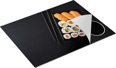 Chefcare Inductie Beschermer Sushi met Stokjes op een Zwarte Achtergrond - 77x59 cm - Afdekplaat Inductie - Kookplaat Beschermer - Inductie Mat