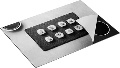 Chefcare Inductie Beschermer Sushi Rolls op een Grijze Achtergrond - Zwart Wit - 75x50 cm - Afdekplaat Inductie - Kookplaat Beschermer - Inductie Mat