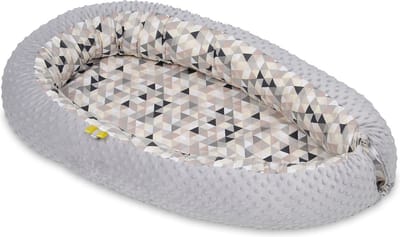 Babynestje - grijs beige - minky dot en driehoeken - met uitneembaar matras