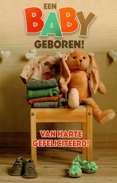 Een baby geboren! Van harte gefeliciteerd! Een bijzondere kaart met afbeelding van babykleding en een knuffel. Een erg leuke kaart om zo te geven of om bij een cadeau te voegen. Een dubbele wenskaart inclusief envelop en in folie verpakt.