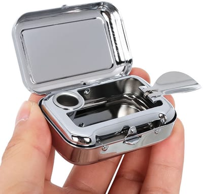 Mini draagbare asbak - Metalen winddichte asbak voor in de auto met deksel - Compacte waterdichte asbak voor sigaren, sigarettensnuffelaar, voor thuis, op kantoor, op reis en buitenshuis (zilver)