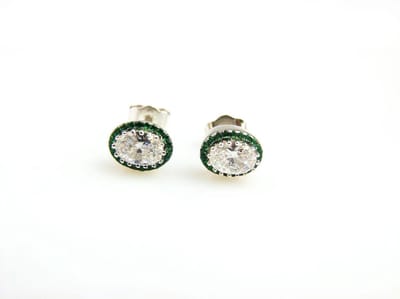 Model Small Oval zilveren oorringen gezet met groene en witte cubic zirconia stenen