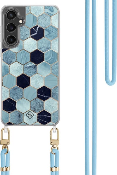 Casimoda® hoesje met koord - Geschikt voor Samsung S24 FE - Blue Cubes - Afneembaar koord - TPU/polycarbonaat - Blauw