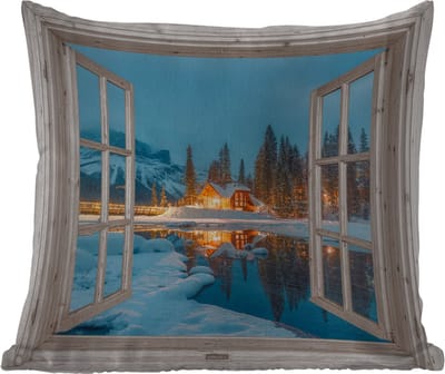 Sierkussen Buiten - Doorkijk - Winterlandschap - Natuur - Huis - Bergen - 60x60 cm - Weerbestendig