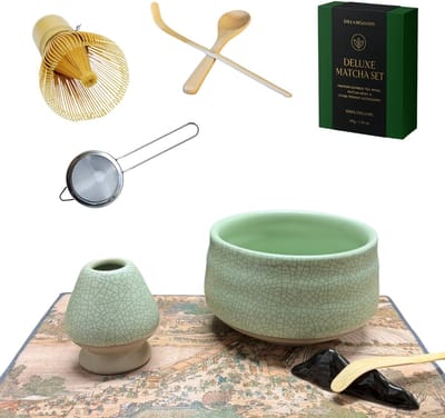 DreamGoods Deluxe Matcha Set – Compleet 7-delig – Traditionele Japanse Theeset – Handgemaakte Keramische Kom – Bamboe Whisk - met Houder - Zeef, Klopper & Accessoires – Inclusief Mat - Roze - Complete Starterskit - Groene Matcha set
