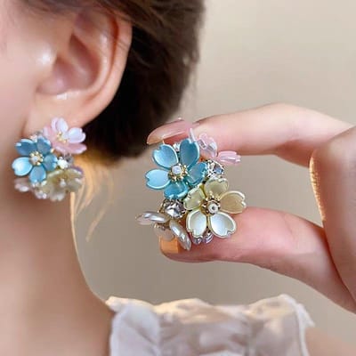Une paire de boucles d'oreilles à la mode, boucles d'oreilles boule colorée fleur, douces et polyvalentes haut de gamme, adaptées pour la vie quotidienne, les fêtes, les vacances black