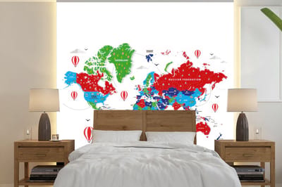 Behang - Fotobehang Wereldkaart - Kleuren - Luchtballon - Breedte 240 cm x hoogte 240 cm