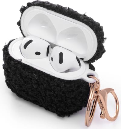 Casemania Hoesje Geschikt voor Apple AirPods 4 - Zwart - Schokbestendig Teddy Furr Cover met Ring & Sleutelhanger