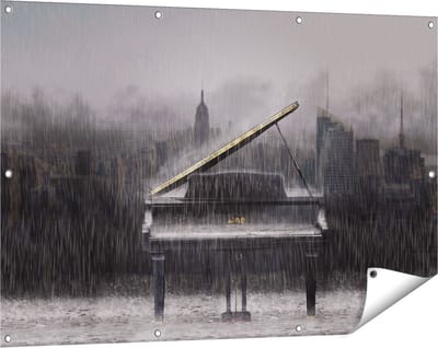 Gards Tuinposter Piano in de Regen voor een Stad - 120x80 cm - Tuindoek - Tuindecoratie - Wanddecoratie buiten - Tuinschilderij