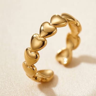 Lundholm Ringen Dames Goud kleurig Minimalistisch - Gouden Ring - Vrouwen Ring– Premium Stainless Steel Verguld – Verstelbare Ring One Size – Ceylin Serie Hartjes - Cadeau voor Haar Cadeautje Vrouw - In Luxe Geschenkverpakking