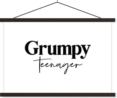 Posterhanger incl. Poster 60x40 cm - Schoolplaat - Kinderen - Spreuken - Zwart - Wit - Quotes - Grumpy teenager - Textielposter - Zwarte latten