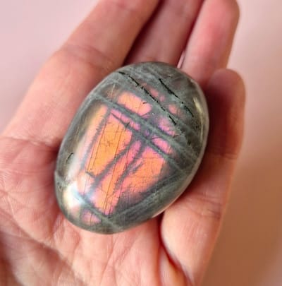 Edelsteen Super Flashy Paarse Labradoriet Palmsteen Handsteen worrystone zorgensteen