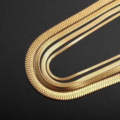 Aramat Jewels | Halskettingen | Platte Slangenketting Goudkleurig Staal | 2mm / 45cm |45cm | | Staal | Volwassenen | Verkleurd niet