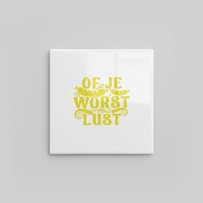 Grappige “Of Je Worst Lust” Keramische Tegel 15x15 cm – Humoristische Hollandse Worst Quote | Uniek Keuken & Woondecoratie Cadeau