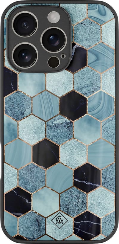 Casimoda® hoesje - Geschikt voor iPhone 16 Pro - Blue Cubes - Luxe Hard Case Zwart - Backcover telefoonhoesje - Blauw