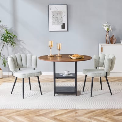 Tafel- en stoelenset. Ronde eettafel van 107 cm in walnootkleur met dubbel opbergvak + 2 crèmekleurige stoffen eetkamerstoelen met bloemvormige rugleuningen van bouclé-stof.