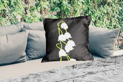 Sierkussen Buiten - Lelietjes van dalen - Bloemen - Zwart - Flora - 60x60 cm - Weerbestendig