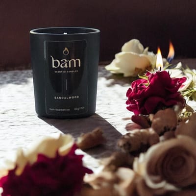 BAM Sandalwood Mini Geurkaars – Black Collection Small – 25 Branduren – 65 g – Zonnebloemwas – Vegan
