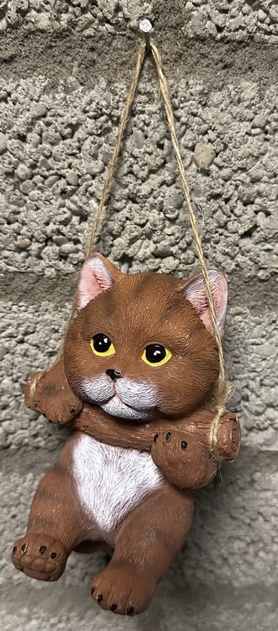 Polyresin hangend (tuin) dier "kat" - bruin - hoogte 15x10x8 cm - ophangtouw - Voor binnen of buiten - Tuinaccessoires - Woonaccessoires
