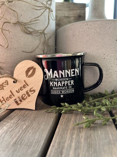 Creaties van hier – Emaille Mok Mannen worden knapper met houten hartje – plaatstaal - geëmailleerde coating – 9cm