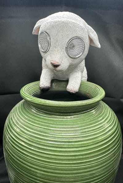 Polyresin solarlamp pothanger "Schaap" - meerkleurig - met 2 LEDs - pothanger - hoogte 17 x 11 x 7 cm - Tuindecoratie - Tuinverlichting