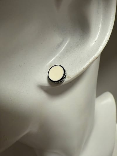 Zilverkleurige stud oorbellen met een randje || Make up | Parfum | Moederdag | Verjaardagscadeau| Cadeautje| Valentijnsdag| Kado | sieraden | vaderdag | oorbellen | oorsieraden